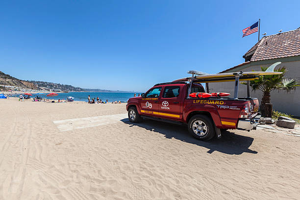 los angeles county maître-nageur camion de malibu, en californie - lifeguard santa monica beach city of los angeles beach photos et images de collection