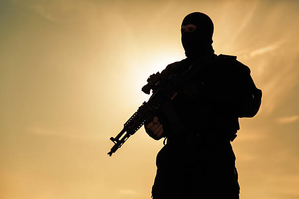 silueta de soldado - terrorism fotografías e imágenes de stock