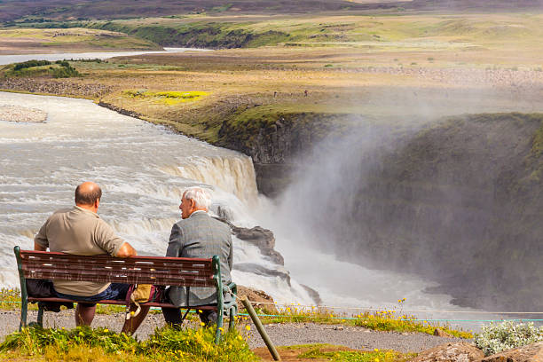 homem no banco de madeira-islândia. - gullfoss falls - fotografias e filmes do acervo