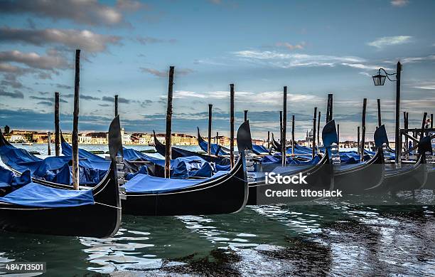 Gondeln In Venedig In Der Dämmerung Stockfoto und mehr Bilder von Abenddämmerung - Abenddämmerung, Auf dem Wasser treiben, Blau