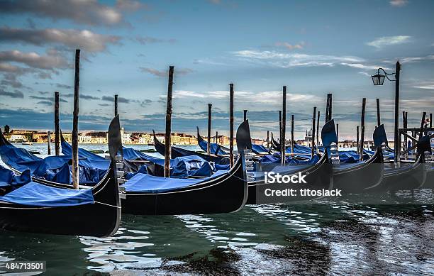 Gondolas De Venecia Al Atardecer Foto de stock y más banco de imágenes de Aire libre - Aire libre, Anochecer, Azul