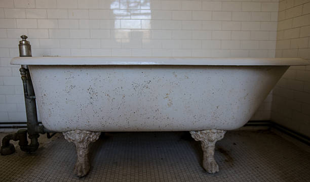 istock Old fashioned bathtub in an abandoned house 484714083