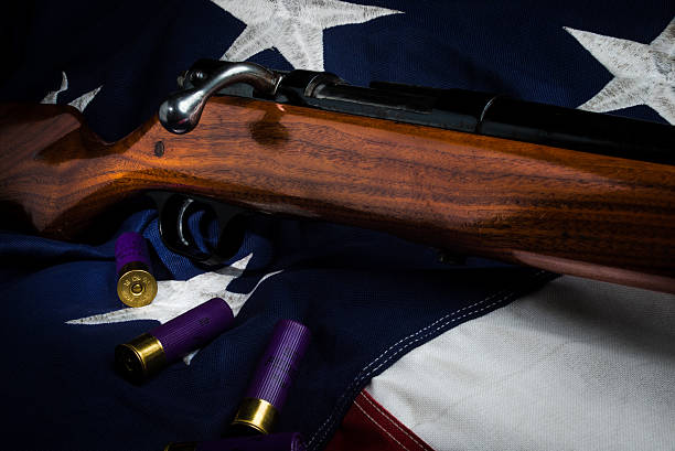 fucile da caccia e bandiera americana - second amendment foto e immagini stock