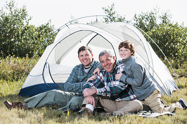 três gerações de acampamento - camping tent offspring 60s imagens e fotografias de stock