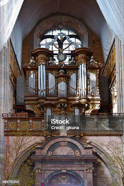 Órgano Foto de stock y más banco de imágenes de Altar - Altar, Antiguo, Arcada