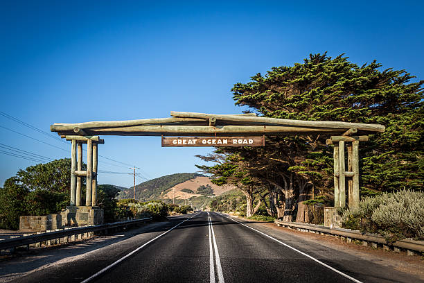 die great ocean road sign, victoria, australien - australian culture landscape great ocean road beach stock-fotos und bilder