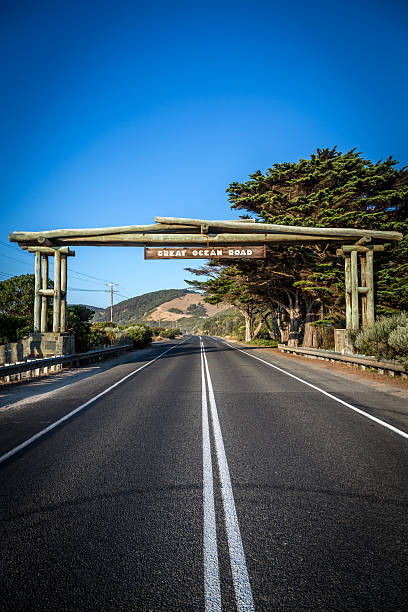 die great ocean road sign, victoria, australien - australian culture landscape great ocean road beach stock-fotos und bilder