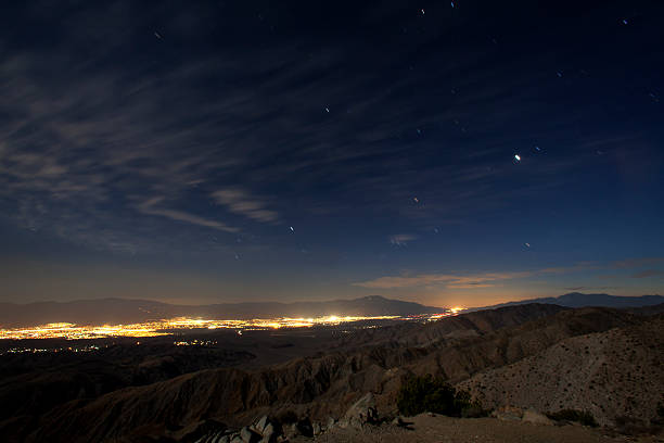 luzes da cidade de coachella valley - mountain view - fotografias e filmes do acervo