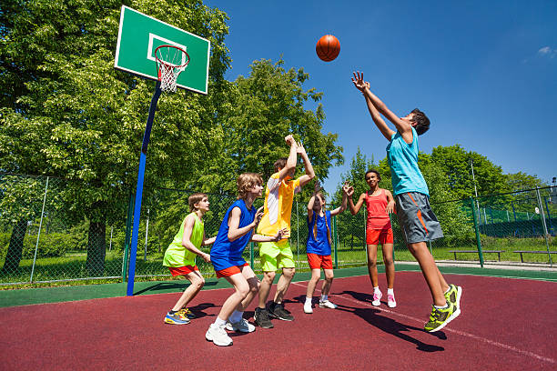 adolescentes jogando jogo de basquete - playing the ball - fotografias e filmes do acervo