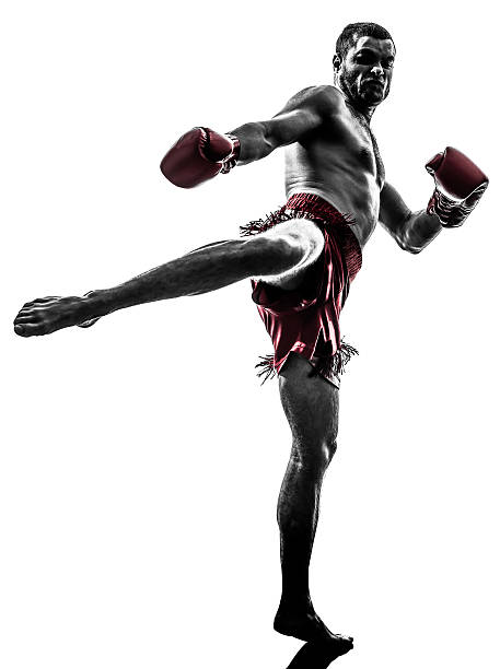 男性一エクササイズタイ式ボクシングのシルエット - muay thai ストックフォトと画像
