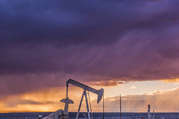 pôr do sol de céu de exploração petrolífera - oil industry industry new mexico oil drill imagens e fotografias de stock