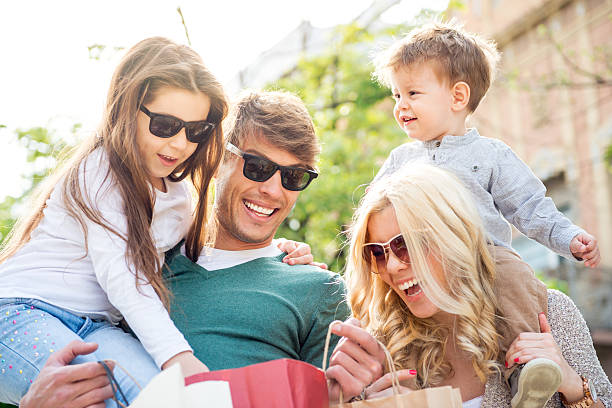 istock Family in shopping 484719083