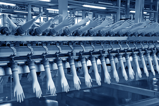 Acrilonitrilo butadieno guantes línea de producción en la fábrica photo