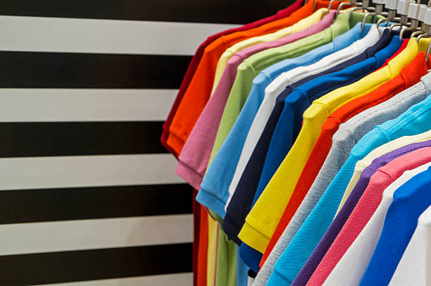 polo-camisetas em cabides de madeira - polo shirt multi colored clothing variation - fotografias e filmes do acervo