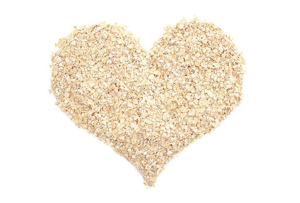 le porridge en forme de cœur - oatmeal oat heart shape rolled oats photos et images de collection