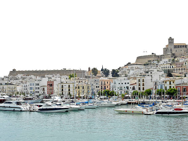 Edificios de la ciudad, cerca del puerto en Ibiza ciudad - foto de stock