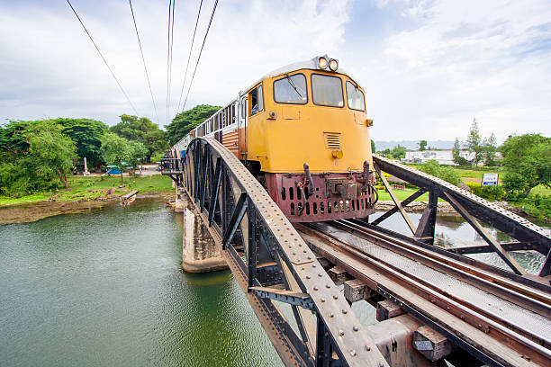 il treno per il ponte sul fiume kwai - kwai river kanchanaburi province bridge thailand foto e immagini stock