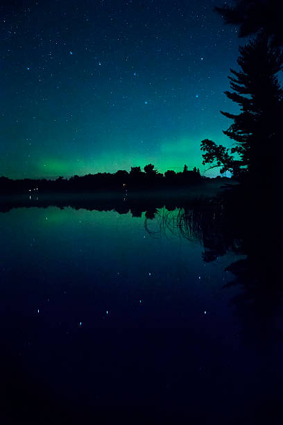 reflet de charrue et d'aurora borealis à lake - asterism photos et images de collection