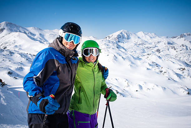 couple profitant de vacances à la neige. - skiing sports helmet powder snow ski goggles photos et images de collection