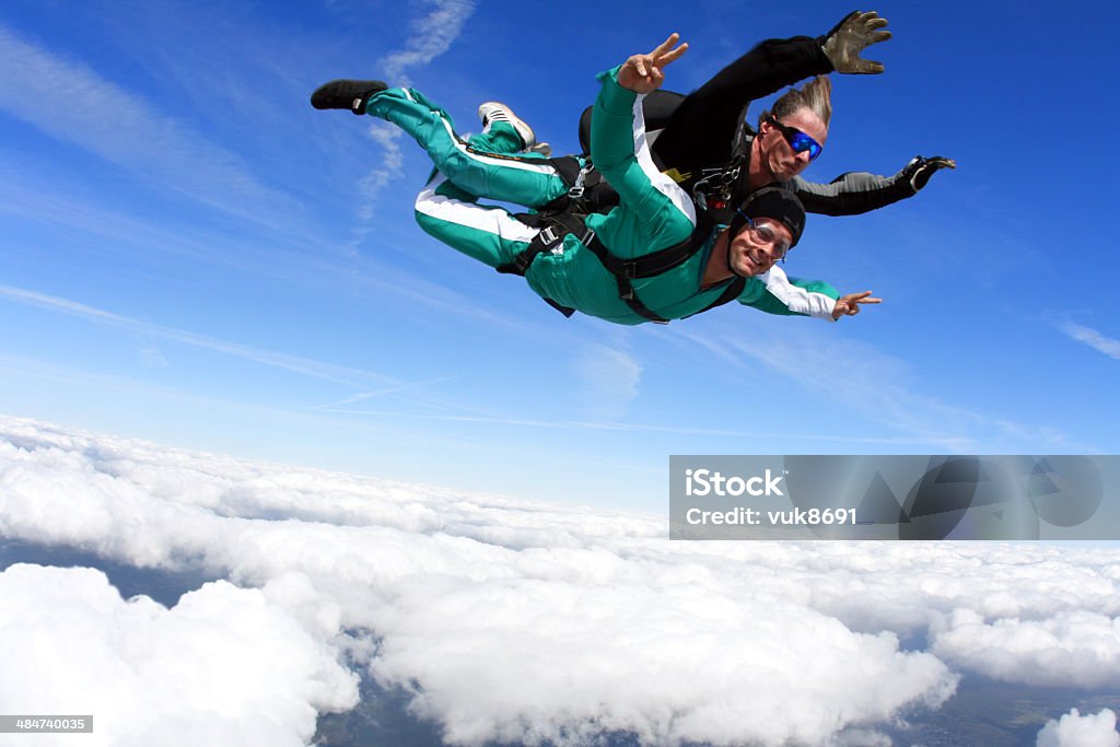 Tándem skydiving - Foto de stock de En tándem libre de derechos