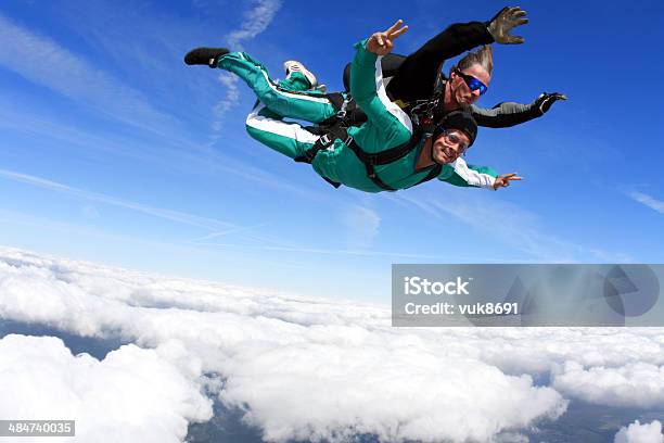 Tándem Skydiving Foto de stock y más banco de imágenes de En tándem - En tándem, Caída libre - Paracaidismo, Paracaídas