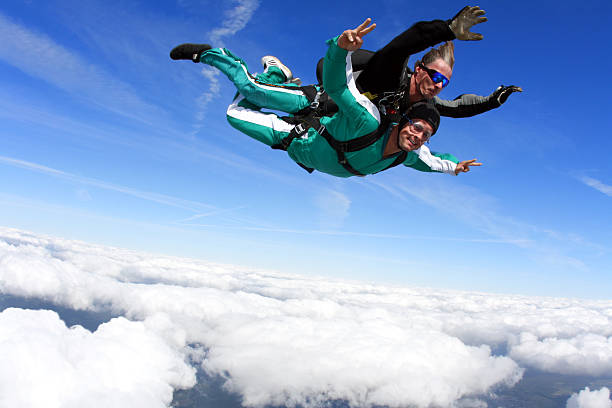 tandem parachutisme en chute libre - freefall photos et images de collection