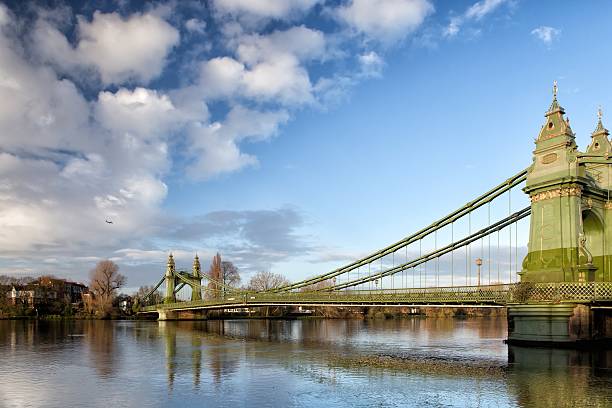 hammersmith 橋を渡って川テムズ川、ロンドン、イングランド、英国 - suspension bridge 写真 ストックフォトと画像