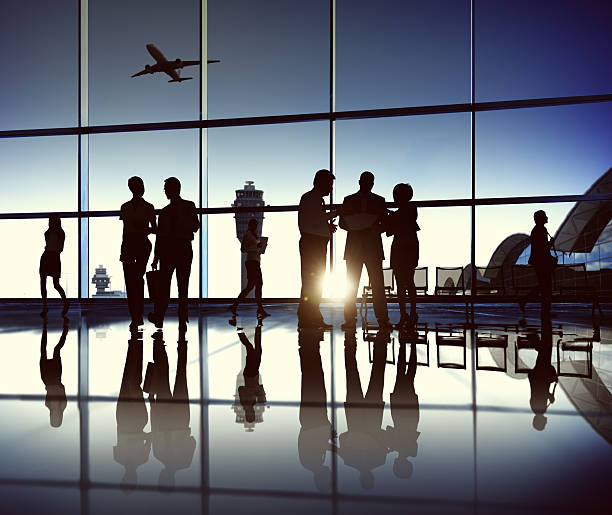 бизнес-команда в аэропорт - business person silhouette back lit discussion стоковые фото и изображения
