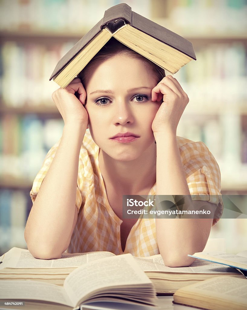 Cansado menina estudante ler livros - Foto de stock de Exaustão royalty-free