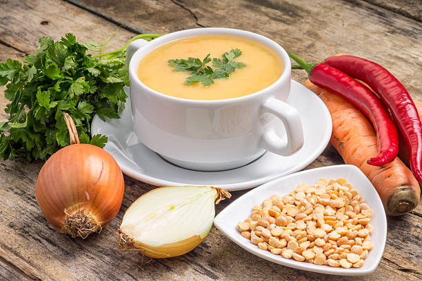 гороховый суп с ингредиенты на деревянный фон - vegan pea soup стоковые фото и изображения