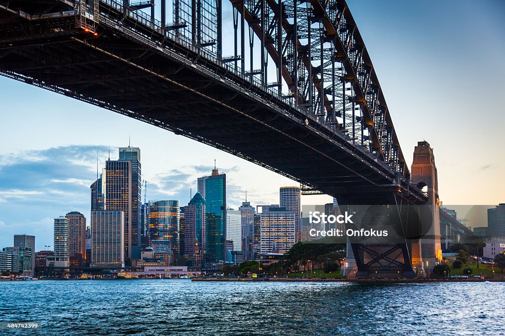 Miasto miejski krajobraz i Sydney Harbour Bridge na Zmierzch - Zbiór zdjęć royalty-free (Australia)