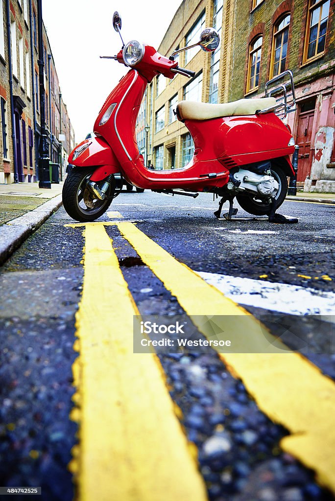scooter Vermelha em um pouco street, em Londres. - Foto de stock de Beco royalty-free