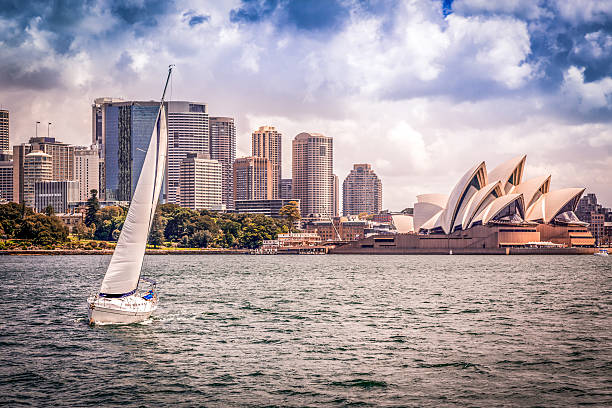 città di paesaggio urbano di sydney opera house e barca a vela - sydney australia skyline sydney harbor harbor foto e immagini stock