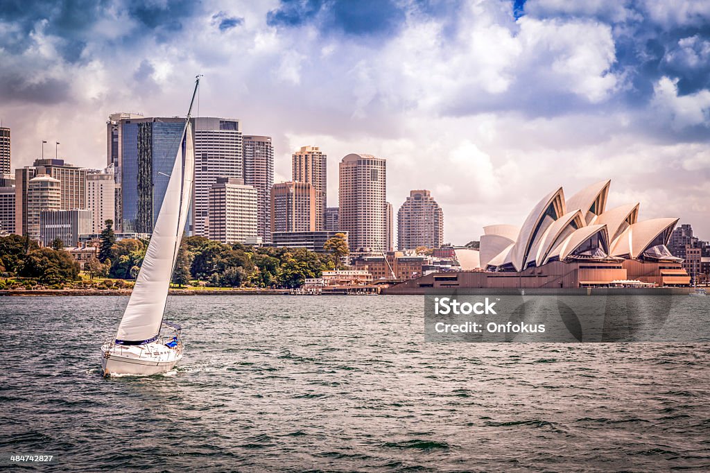 Cidade de Sydney Opera House e paisagem com barcos à vela - Foto de stock de Ópera de Sydney royalty-free