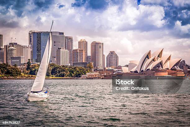 Cidade Vista Da Cidade De Sydney Com A Opera House E Barco À Vela - Fotografias de stock e mais imagens de Ópera de Sydney