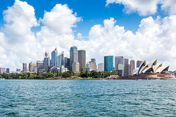 città di skyline di sydney opera house e il giorno - sydney australia australia sydney harbor skyline foto e immagini stock