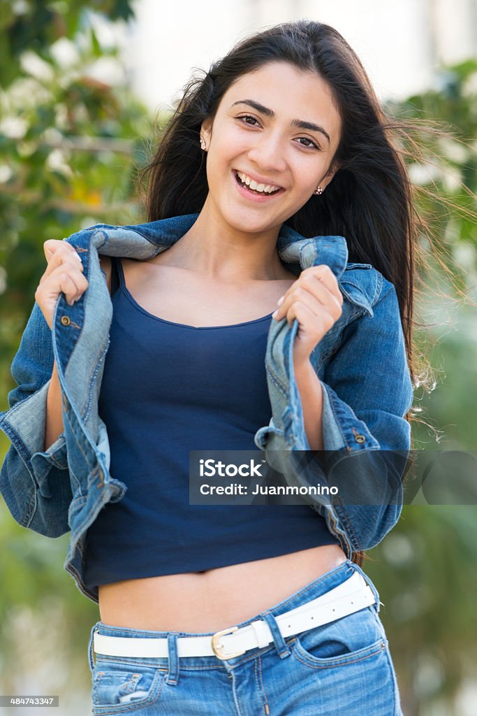 Garota sorridente jovem hispânico - Foto de stock de 16-17 Anos royalty-free