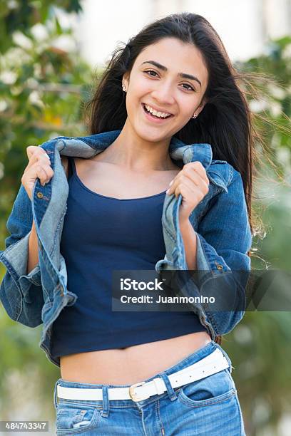 Foto de Garota Sorridente Jovem Hispânico e mais fotos de stock de 16-17 Anos - 16-17 Anos, Adolescente, Adolescentes Meninas