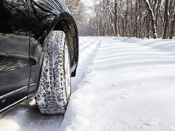 conducción de coche en invierno con mucho la nieve - sports utility vehicle 4x4 car tire fotografías e imágenes de stock