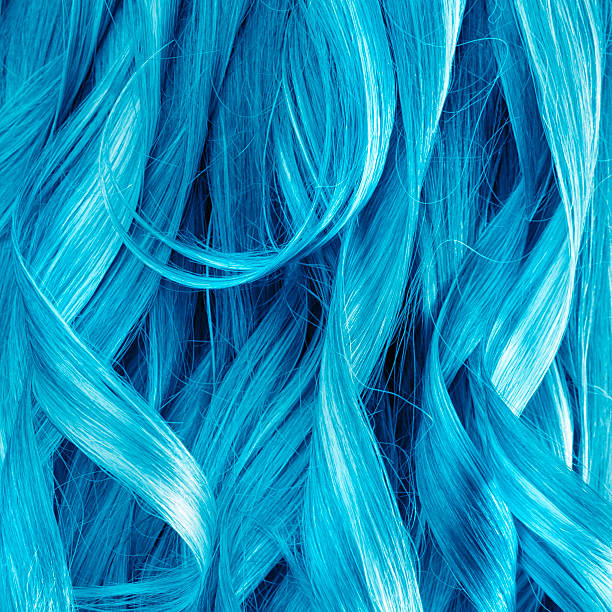 cabelo encaracolado fundo azul - blue hair - fotografias e filmes do acervo
