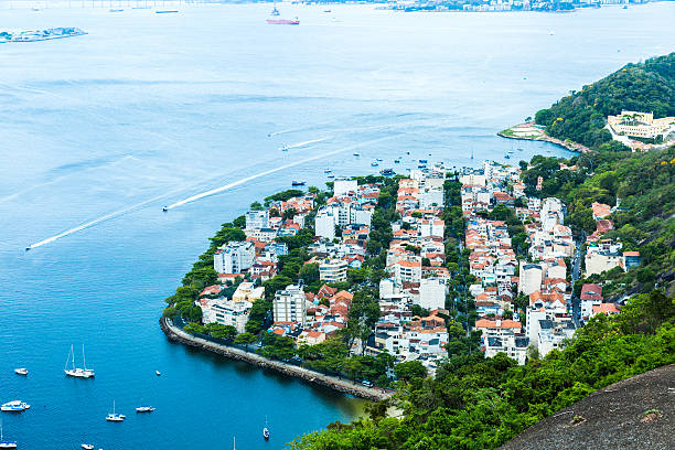 baía de guanabara no rio de janeiro, brasil - rio de janeiro guanabara bay residential structure urca - fotografias e filmes do acervo