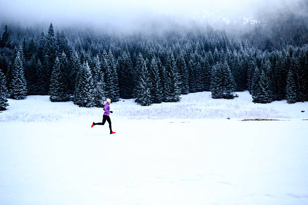 беговой стиль и мотивация, runner - winter women snow mountain стоковые фото и изображения