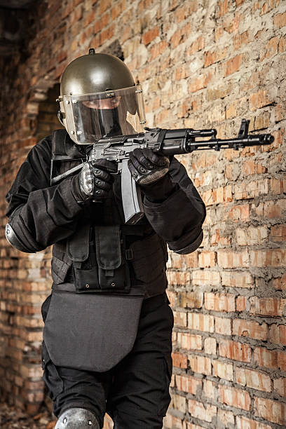 Special forces operator Special forces operator in black uniform and bulletproof spetsnaz stock pictures, royalty-free photos & images
