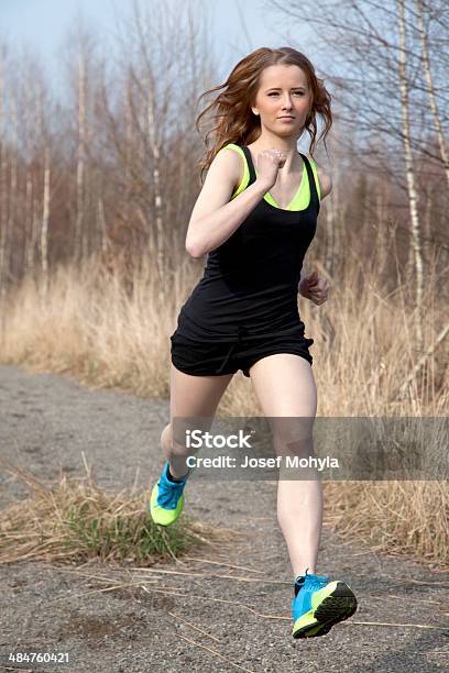 Młoda Kobieta W Sport Strój Biegania - zdjęcia stockowe i więcej obrazów 20-24 lata - 20-24 lata, 20-29 lat, Biegać