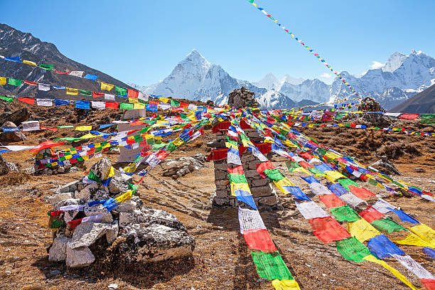 multicolored bandeiras de oração pico de montanha ama dablam - ama dablam imagens e fotografias de stock