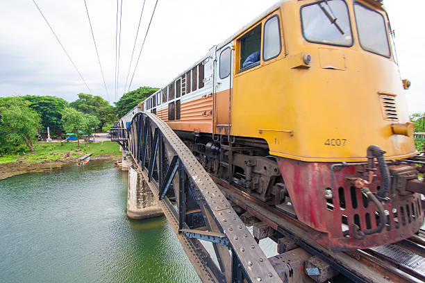 il treno per il ponte sul fiume kwai - kwai river kanchanaburi province bridge thailand foto e immagini stock