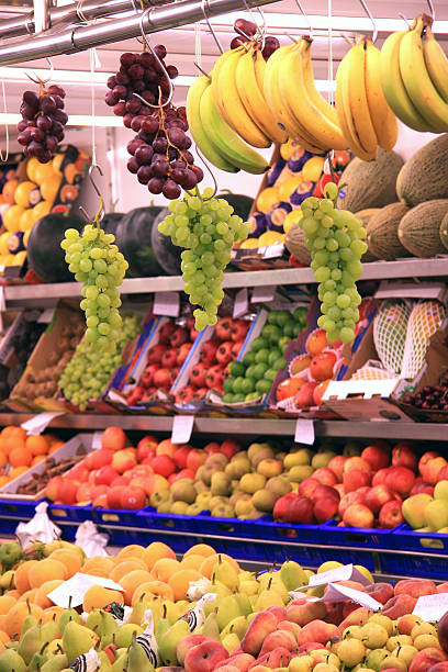 accrocher les raisins supermarché cabine - market stall spain fruit trading photos et images de collection