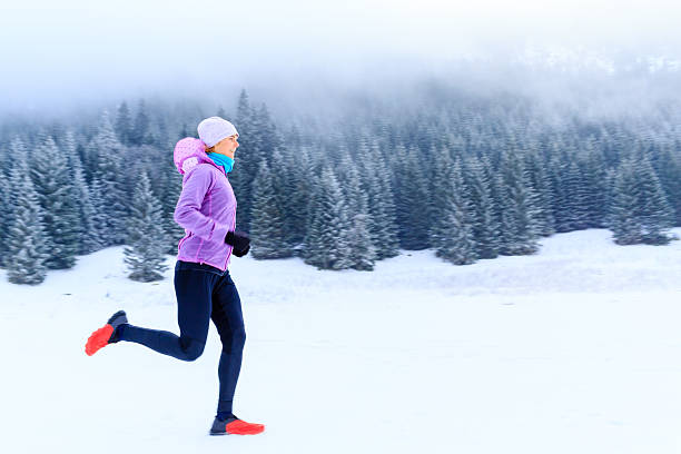 женщина бегун, бег мотивация - tatra mountains healthy lifestyle leisure activity mountain стоковые фото и изображения