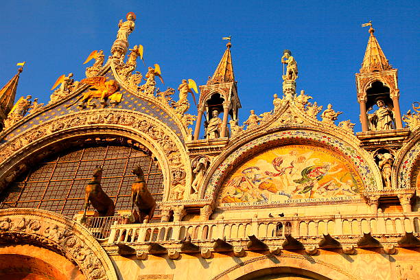 деталь золотой собор святого на закат, венеция, италия - vibrant color venice italy travel destinations architecture стоковые фото и изображения