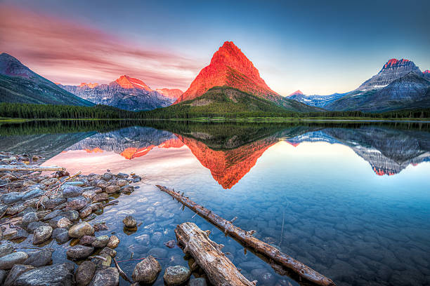 swiftcurrent jezioro o świcie - us glacier national park zdjęcia i obrazy z banku zdjęć